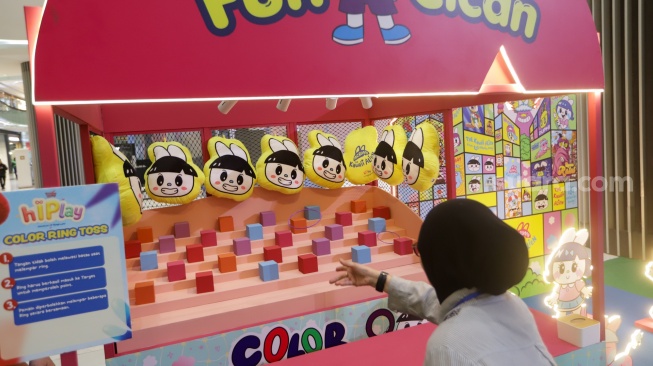 Pengunjung bermain permainan saat acara hIPlay Playground di Lippo Mall Puri, Jakarta, Jumat (21/8/2026). [Suara.com/Alfian Winanto]