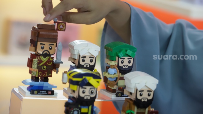 Pengunjung melihat mainan yang ditampilkan pada pameran Jakarta International Baby Products & Toys Expo and Indonesia Stationery Expo (IBTE) 2026 di JIExpo Kemayoran, Jakarta, Jumat (21/8/2026). [Suara.com/Alfian Winanto]