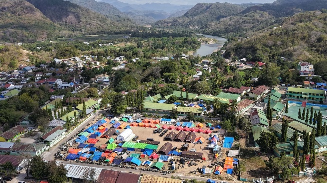 Foto udara posko pengungsian korban gempa bumi Nusa Tenggara Timur (NTT) di Lapangan Barangkolong, Reo, Kabupaten Manggarai, NTT, Kamis (20/8/2026). [ANTARA FOTO/Fikri Yusuf/nym]