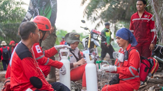 Tim membantu menyalurkan oksigen ke warga yang terdampak akibat kebakaran hutan di Kalimantan Tengah. [ Fajar Dewanto]