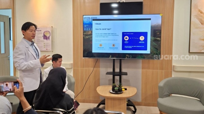 Kepala Staf Medik Fungsional Neuroscience Siloam Hospitals TB Simatupang, Dr. dr. Ferry Senjaya, Sp.BS, IFAANS. [Suara.com/Dini Afrianti]