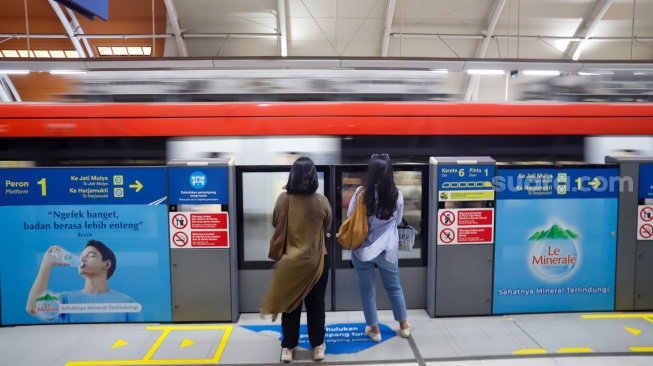 Penumpang menunggu kedatangan kereta LRT Jabodebek di Stasiun Dukuh Atas, Jakarta, Kamis (20/8/2026). [Suara.com/Alfian Winanto]