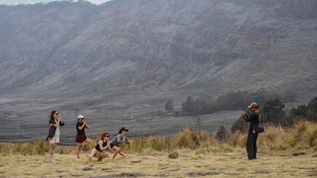 Sejumlah wisatawan berfoto saat mengunjungi kawasan Taman Nasional Bromo Tengger Semeru (TNBTS), Kabupaten Probolinggo, Jawa Timur, Kamis (20/8/2026). [ANTARA FOTO/Irfan Sumanjaya/nz]