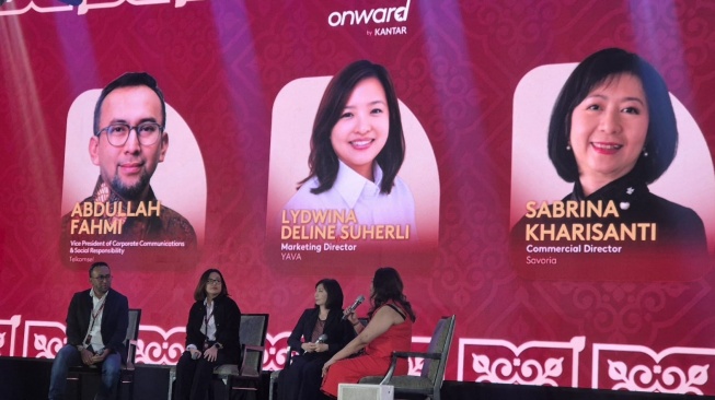 VP Corporate Communications & Social Responsibility Telkomsel, Abdullah Fahmi (kiri) dalam Onward by Kantar: Shape Indonesia's Future, Together yang digelar Kantar Indonesia di Jakarta, Kamis (20/8/2026). [Suara.com/Dythia]
