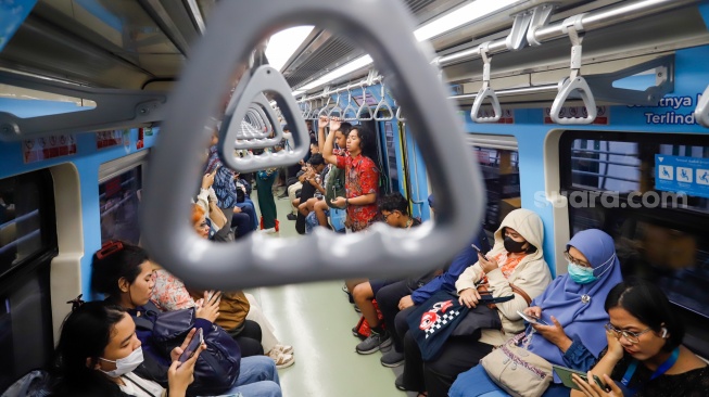 Penumpang menaiki kereta LRT Jabodebek di Stasiun Dukuh Atas, Jakarta, Kamis (20/8/2026). [Suara.com/Alfian Winanto]