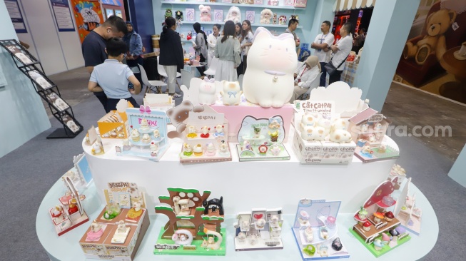 Pengunjung melihat mainan yang ditampilkan pada pameran Jakarta International Baby Products & Toys Expo and Indonesia Stationery Expo (IBTE) 2026 di JIExpo Kemayoran, Jakarta, Jumat (21/8/2026). [Suara.com/Alfian Winanto]