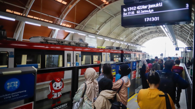 Penumpang menunggu kedatangan kereta LRT Jabodebek di Stasiun Dukuh Atas, Jakarta, Kamis (20/8/2026). [Suara.com/Alfian Winanto]