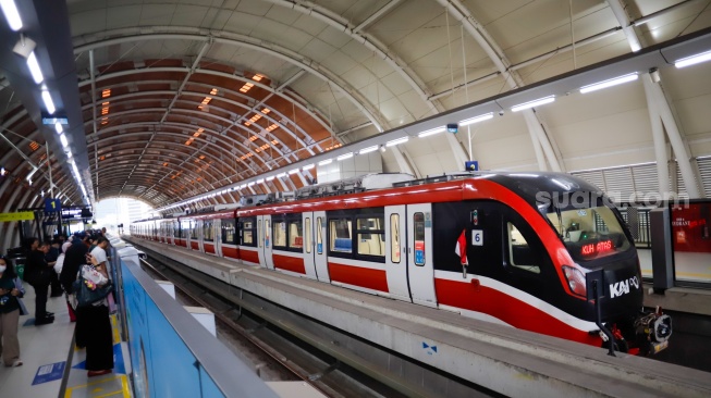 Penumpang menunggu kedatangan kereta LRT Jabodebek di Stasiun Dukuh Atas, Jakarta, Kamis (20/8/2026). [Suara.com/Alfian Winanto]