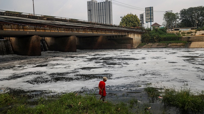 Warga berada di dekat aliran Kali Bekasi yang berbusa dan berwarna hitam diduga tercemar limbah pabrik di kawasan Margahayu, Kota Bekasi, Jawa Barat, Kamis (20/8/2026). [ANTARA FOTO/Darryl Ramadhan/agr]