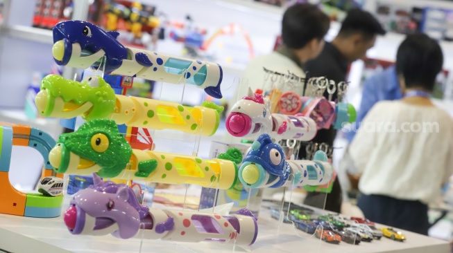 Pengunjung melihat mainan yang ditampilkan pada pameran Jakarta International Baby Products & Toys Expo and Indonesia Stationery Expo (IBTE) 2026 di JIExpo Kemayoran, Jakarta, Jumat (21/8/2026). [Suara.com/Alfian Winanto]