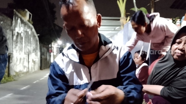 Lomba mengupas bawang yang digelar bapak-bapak di RT 06/RW 34, Dusun Sedan, Sariharjo, Ngaglik, Sleman, DIY, Jumat malam. (Dok: istimewa).
