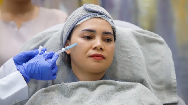 Pasien melakukan facial treatment saat pengenalan inovasi terbaru di bidang aesthetic treatment di Stay Beauty Clinic, Jakarta, Jumat (21/8/2026). [Suara.com/Alfian Winanto]

