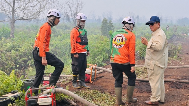 Prabowo ke Lokasi Karhutla Kubu Raya, Lihat Api dari Dekat Tanpa Masker Begini Arahannya