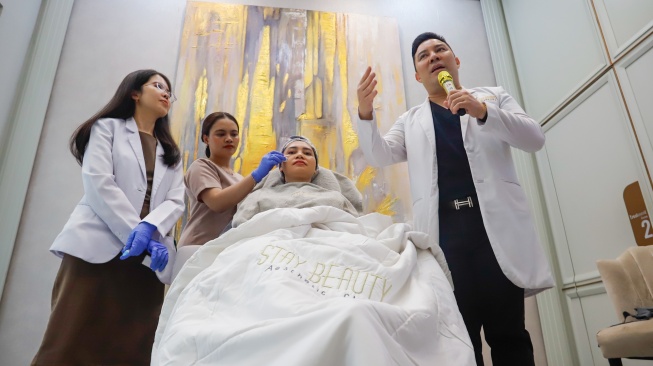 Director PT Satu Estetika Indonesia dr. Chandra Lohisto (kanan) menjelaskan facial treatment saat pengenalan inovasi terbaru di bidang aesthetic treatment di Stay Beauty Clinic, Jakarta, Jumat (21/8/2026). [Suara.com/Alfian Winanto]
