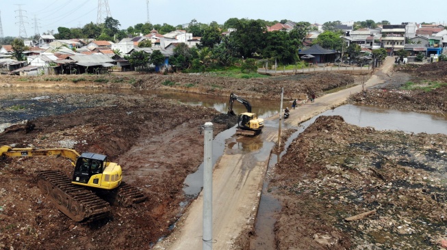 Foto udara kendaraan melintasi akses jalan penghubung Kecamatan Cipayung dan Pasir Putih Sawangan yang sempat terendam selama empat tahun di Kampung Bulak Barat, Cipayung, Kota Depok, Jawa Barat, Jumat (21/8/2026). [ANTARA FOTO/Yulius Satria Wijaya/foc]