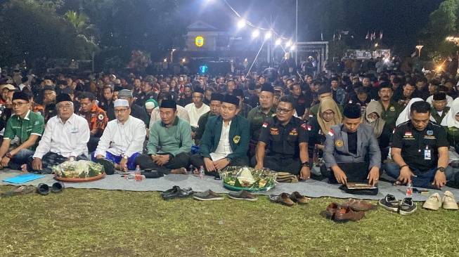 Massa dari berbagai organisasi kemasyarakatan di Kabupaten Pati, Jawa Tengah, berkumpul di alun-alun, Jumat (21/8/2026) malam, untuk berdoa menjaga perdamaian, kondusifitas serta menolak provokasi.