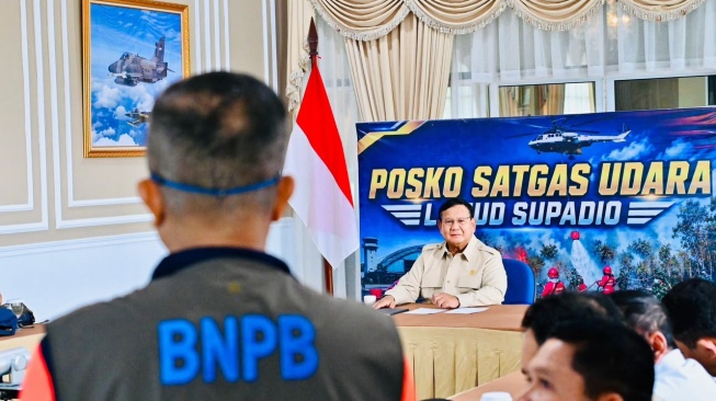 Presiden Prabowo Subianto menginstruksikan percepatan penanganan karhutla di Kalimantan Barat dalam rapat di Pangkalan TNI AU Supadio, Sabtu, 22 Agustus 2026. [Biro Pers, Media, dan Informasi Sekretariat Presiden]
