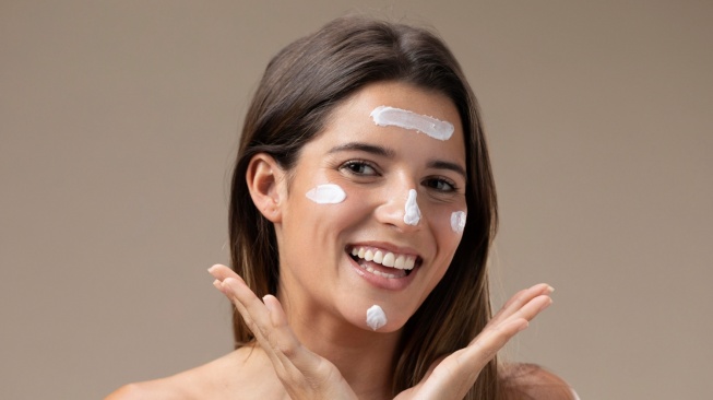5 Rekomendasi Hybrid Sunscreen Lokal Terbaik Tanpa Whitecast dan Efek Kusam sesuai Review
