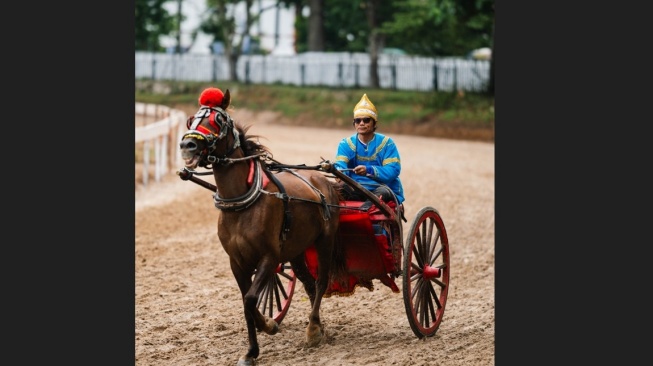Saksikan keseruan IHR Merdeka Cup 2026 (23/8/2026) di Lapangan Pacuan Kuda Kubu Gadang, Payakumbuh, Sumatera Barat, yang turut mendukung kearifan lokal dengan suguhan ragam budaya Sumatera Barat. (Dok: Sarga.co)