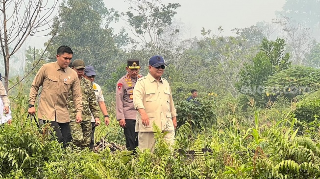 Kabut Asap Kepung Kubu Raya, Presiden Prabowo Tinjau Karhutla di Tengah Udara 'Sangat Tidak Sehat'