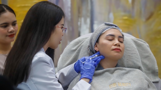 Pasien melakukan facial treatment saat pengenalan inovasi terbaru di bidang aesthetic treatment di Stay Beauty Clinic, Jakarta, Jumat (21/8/2026). [Suara.com/Alfian Winanto]
