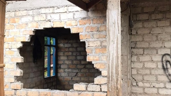 Rumah warga di Desa Ruang RT 003 RW 002 Kampung Bola, Kecamatan Satar Mese Utara, Kabupaten Manggarai, NTT yang masih hancur akibat gempa. (Dok: warga).