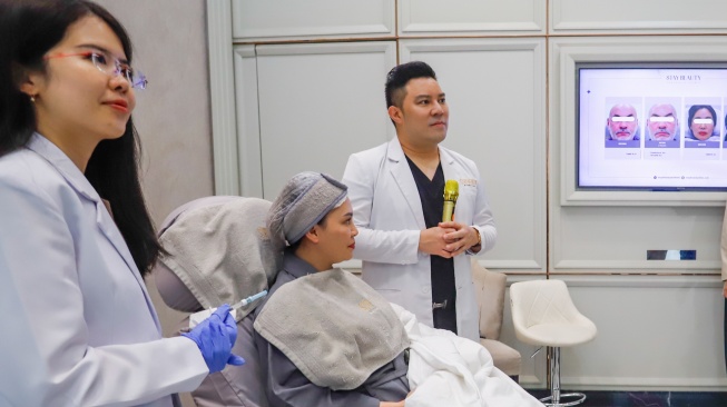 Director PT Satu Estetika Indonesia dr. Chandra Lohisto (kanan) menjelaskan facial treatment saat pengenalan inovasi terbaru di bidang aesthetic treatment di Stay Beauty Clinic, Jakarta, Jumat (21/8/2026). [Suara.com/Alfian Winanto]