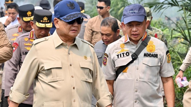 Mendagri Muhammad Tito Karnavian mendampingi Presiden Prabowo Subianto meninjau langsung penanganan kebakaran hutan dan lahan di Kalimantan Barat, Sabtu (22/8/2026). (Dok: Kemendagri)