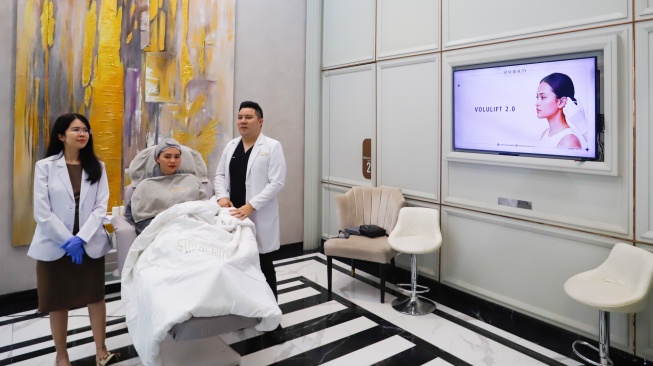 Pasien melakukan facial treatment saat pengenalan inovasi terbaru di bidang aesthetic treatment di Stay Beauty Clinic, Jakarta, Jumat (21/8/2026). [Suara.com/Alfian Winanto]
