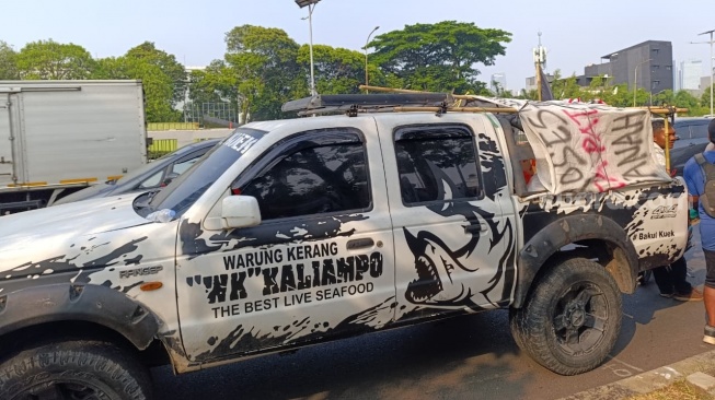 Mobil Aktivis dari Aliansi Masyarakat Pati Bersatu (AMPB), Supriyono alias Mas Botok, di depan Geudng DPR RI, Senayan, Jakarta. (Suara.com/Agustin Dwi Anggraini)
