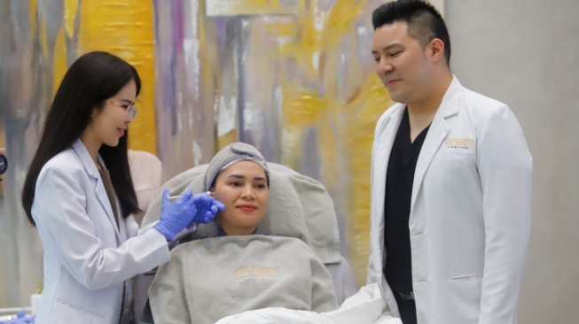 Pasien melakukan facial treatment saat pengenalan inovasi terbaru di bidang aesthetic treatment di Stay Beauty Clinic, Jakarta, Jumat (21/8/2026). [Suara.com/Alfian Winanto]
