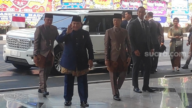 Pakai Beskap Biru Dongker, Prabowo Jadi Saksi Akad Nikah Sespri Rizky Irmansyah di JCC Senayan