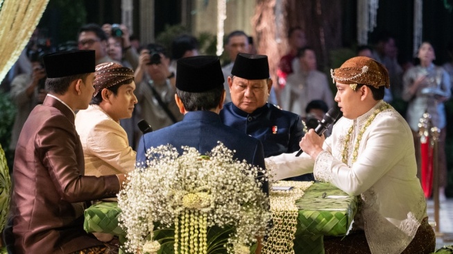 Muka Tegang Prabowo dan Gesture Tangan Jokowi Saat Jadi Saksi Pernikahan Rizky Irmansyah