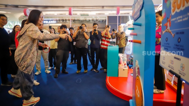 Wakil Menteri Ekonomi Kreatif Irene Umar mencoba games di salah satu booth di Styles LAND, Lippo Mall Kemang, Jakarta, Jumat (22/8/2026). [Suara.com/Alfian Winanto]