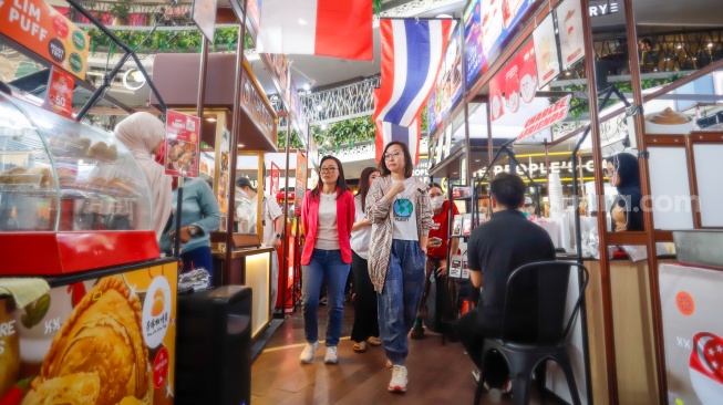 Wakil Menteri Ekonomi Kreatif Irene Umar (kanan) didampingi Chief Marketing Officer Lippo Malls Indonesia Santiwati Basuki (kiri) meninjau booth di Styles LAND, Lippo Mall Kemang, Jakarta, Jumat (22/8/2026). [Suara.com/Alfian Winanto]