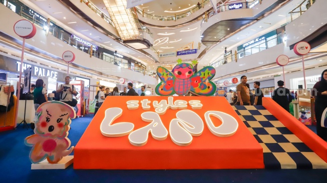 Pengunung mendatangi gelaran Styles LAND di Lippo Mall Kemang, Jakarta, Jumat (22/8/2026). [Suara.com/Alfian Winanto]
