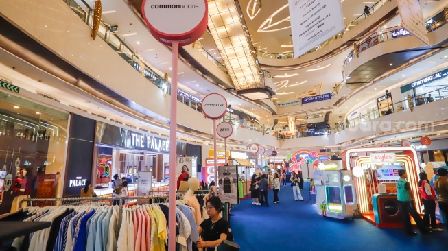 Pengunung mendatangi gelaran Styles LAND di Lippo Mall Kemang, Jakarta, Jumat (22/8/2026). [Suara.com/Alfian Winanto]