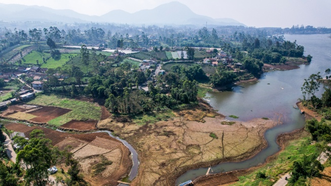 Foto udara Situ Cileunca yang menyusut di Pangalengan, Kabupaten Bandung, Jawa Barat, Minggu (23/8/2026). [ANTARA FOTO/Raisan Al Farisi/kye]