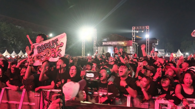 Penonton dalam acara Magnumotion Loud Fest di Sentul, Bogor pada Sabtu, 22 Agustus 2026