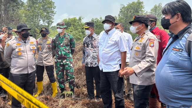 Menteri Lingkungan Hidup (LH), Jumhur Hidayat didampingi Kapolda Riau Irjen Herry Heryawan bersama pihak terkait meninjau kebakaran hutan dan lahan (karhutla) di Kampar, Sabtu (22/8/2026).