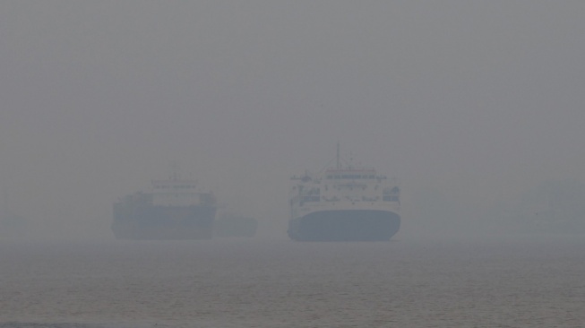 Kabut asap menutupi Sungai Kapuas, di Pontianak akibat kebakaran hutan di Kalimantan Barat pada Agustus 2026. [Antara]