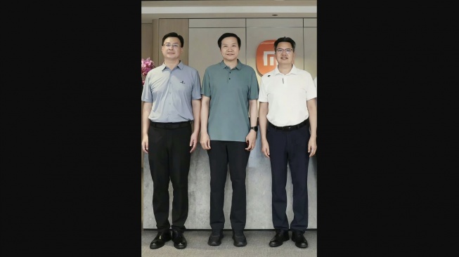CEO Xiaomi, Lei Jun (tengah). [Gizmochina]