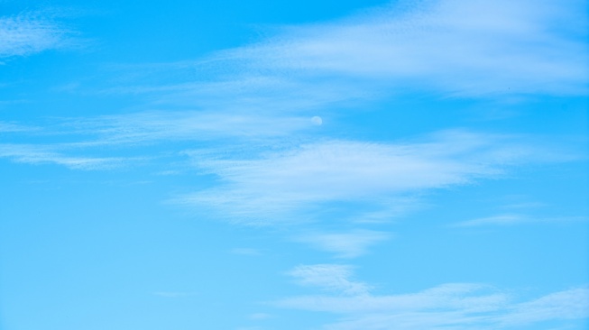 ilustrasi langit biru (magnific/freestockcenter)