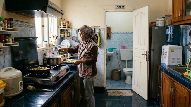 ilustrasi dapur berhadapan dengan pintu toilet [AI]