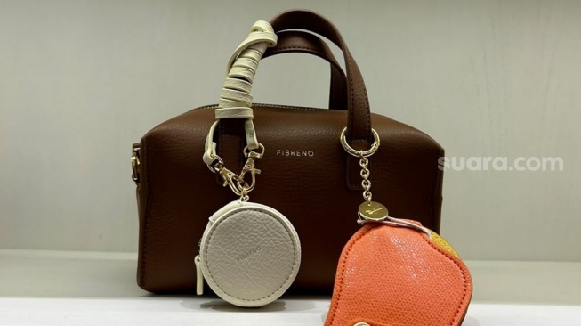 Koleksi tas dan bag charm di gerai pertama FIBRENO di Plaza Indonesia Lantai 3, Jakarta. (Suara.com/Dini Afrianti Efendi)