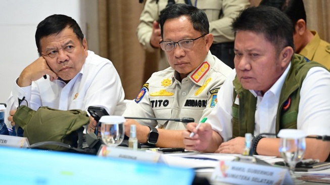 Mendagri Muhammad Tito Karnavian menghadiri Rapat Satgas Karhutla Provinsi Sumatera Selatan di Posko Utama Satgas Karhutla Provinsi Sumatera Selatan, Kota Palembang, Senin (24/8/2026).(Dok: Kemendagri)