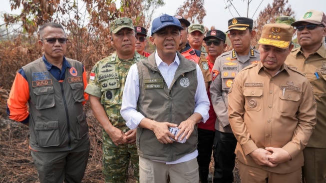 Menhut Raja Juli Antoni meninjau penanganan karhutla di Rasau Jaya Satu, Kabupaten Kubu Raya, Kalimantan Barat, Senin (24/8/2026). [Suara.com/Kemenhut]