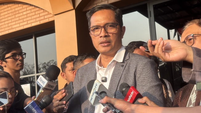 Kuasa hukam eks Jampidsus Febrie Adriansyah, Febri Diansyah di Pengadilan Negeri Jakarta Selatan, Senin (24/8/2026). [Suara.com/Faqih]