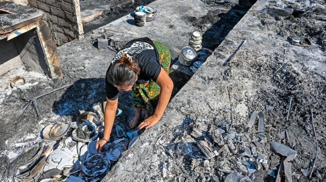 Warga mengais puing sisa barang-barang mereka yang terbakar di Desa Adat Sade, Rembitan, Kecamatan Pujut, Praya, Lombok Tengah, NTB, Minggu (23/8/2026). [ANTARA FOTO/Ahmad Subaidi/wsj]