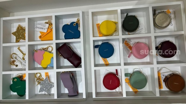 Koleksi tas dan bag charm di gerai pertama FIBRENO di Plaza Indonesia Lantai 3, Jakarta. (Suara.com/Dini Afrianti Efendi)